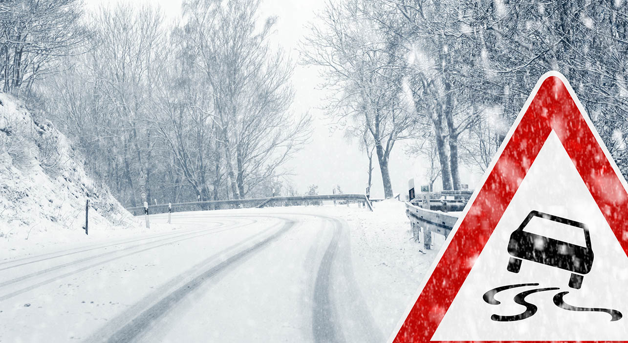 Camino resbaladizo de invierno con señal de advertencia o consejo de conducción