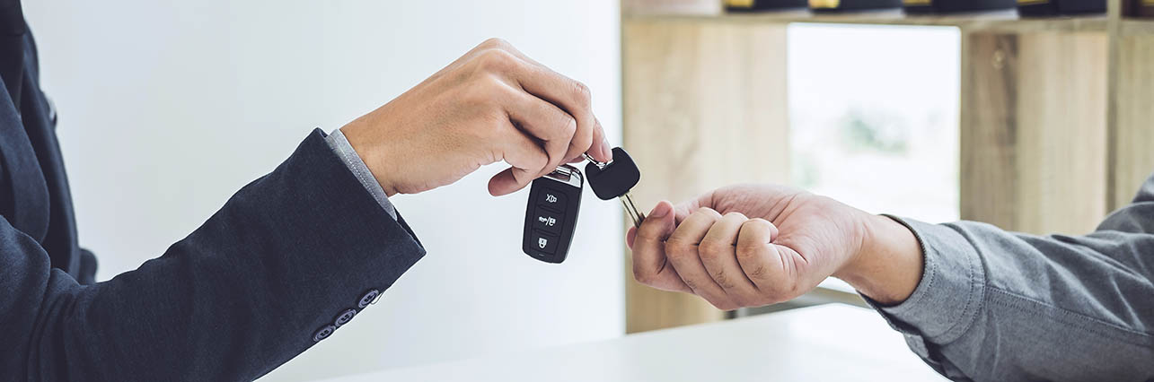 leasing ou achat de véhicule - main qui échangent des clefs