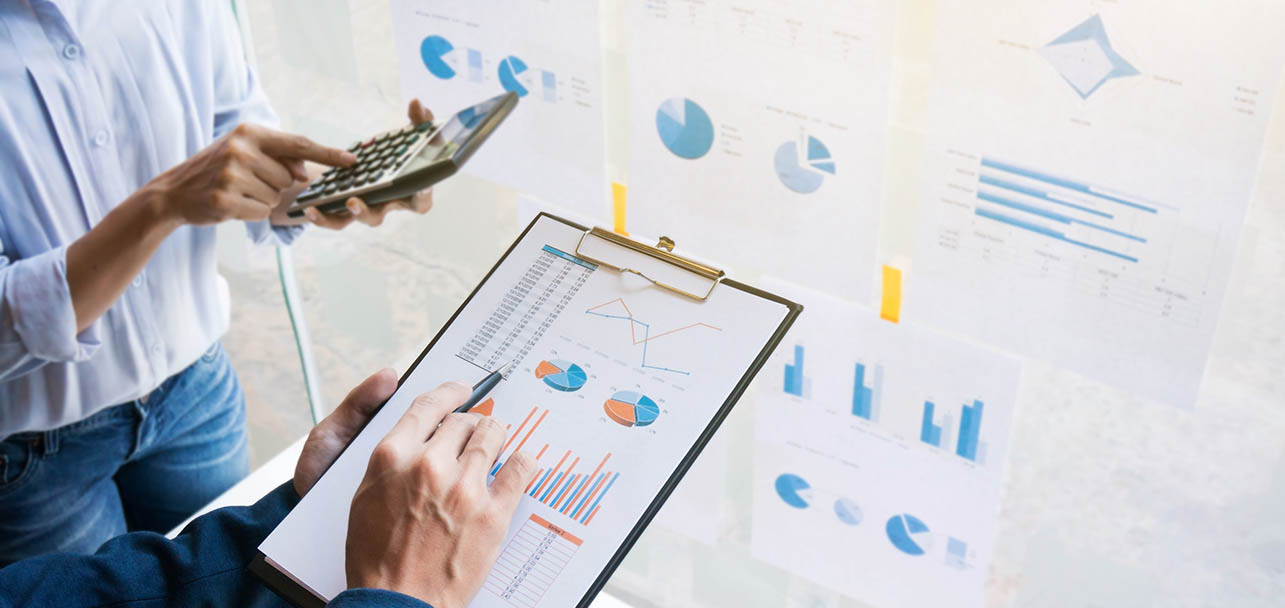 fleet management analysis by 2 fleet managers holding a calculator and clipboard